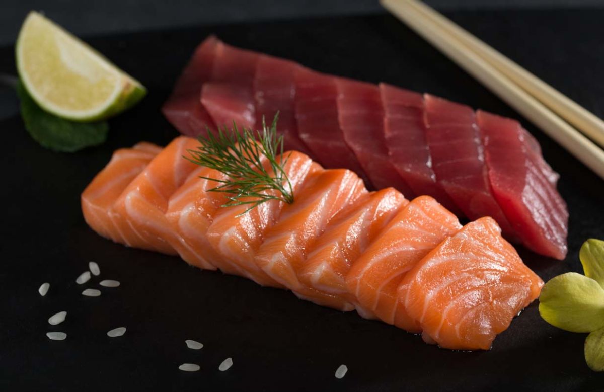 Is it possible to eat raw fish and what kind: advantages and dangers