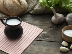 Garlic with milk for cleaning blood vessels — 3 recipes for tinctures and medicines, as well as benefits and contraindications