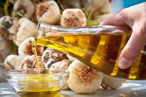 Garlic oil for cleansing blood vessels — 6 useful properties, recipes based on olive, linseed and sunflower