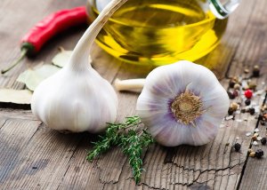 Garlic tincture for cleaning vessels — 5 recipes for how to prepare and infuse an extract with alcohol, vodka with lemon and water