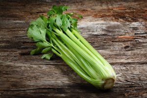 Celery for cleaning blood vessels — 3 recipes for strengthening the heart and getting rid of atherosclerosis, mixed with honey and lemon